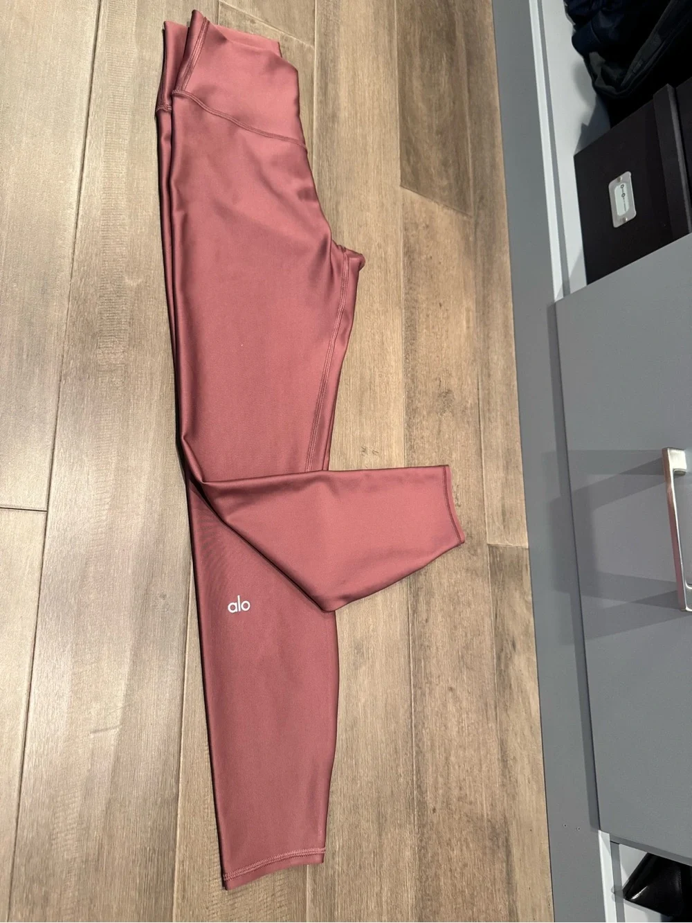 ALO Yoga air lift High-Rise Performance Leggings in burgundy truffle